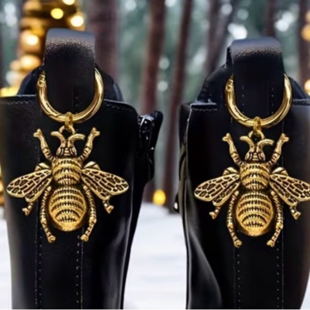 ⭐️ Set of Goldtone Bee Charms